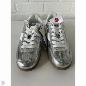 Classy ease Simple Aesthetic Shoes Sneakers By Universal Thread In Silver & White, Size: 10