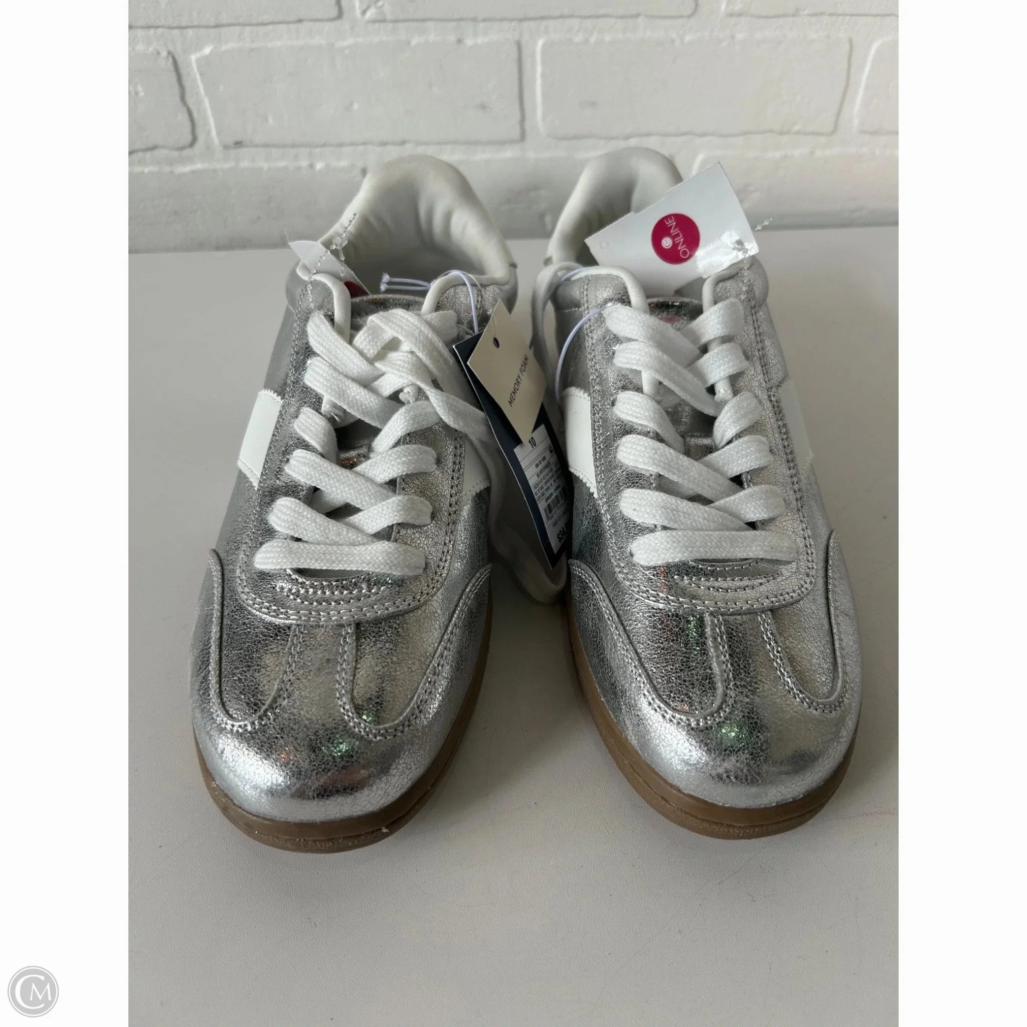 Classy ease Simple Aesthetic Shoes Sneakers By Universal Thread In Silver & White, Size: 10