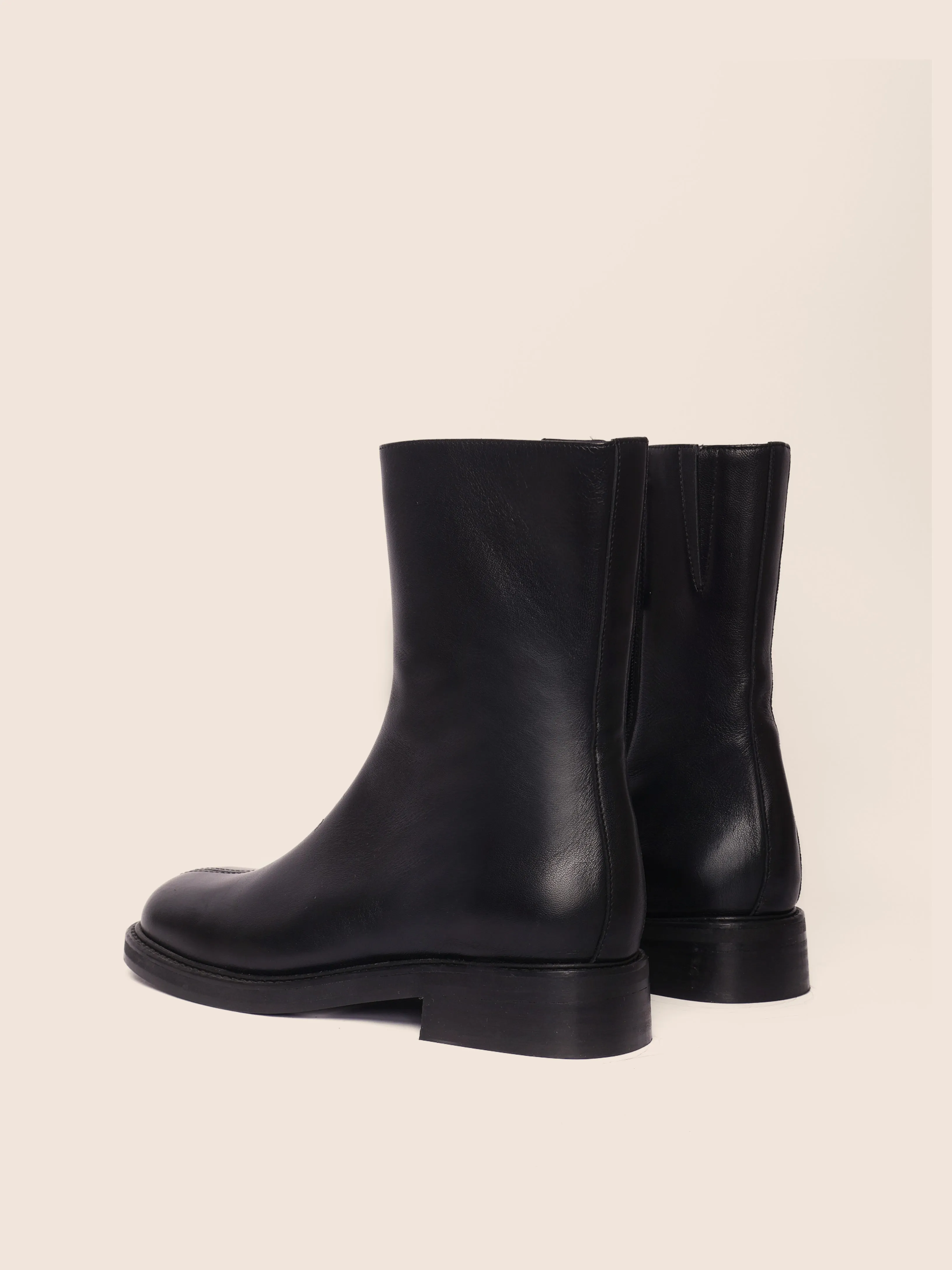 Leon Black Boot Sturdy Construction Mid Rise