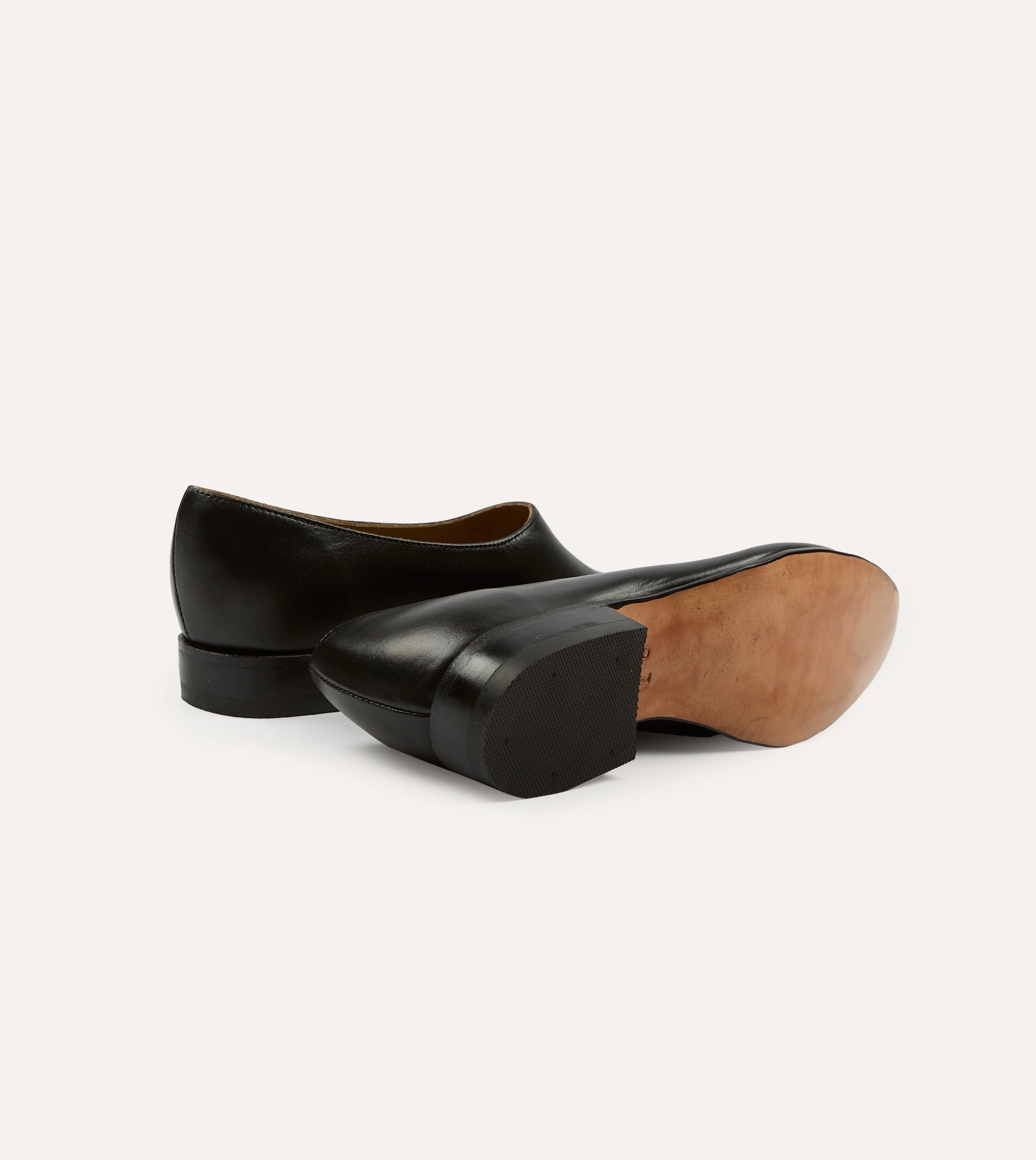 Clean Comfort Chamula Black Leather Saarinen Shoe