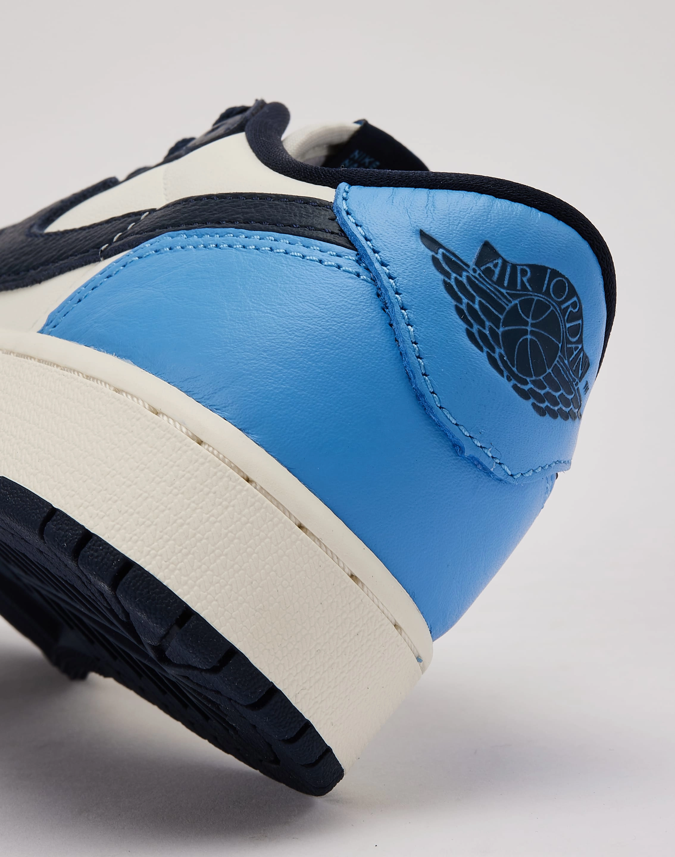 Roomy Toe Box Tennis - oriented kids' shoes Jordan Air Jordan 1 Retro Low OG 'Obsidian' Grade-School