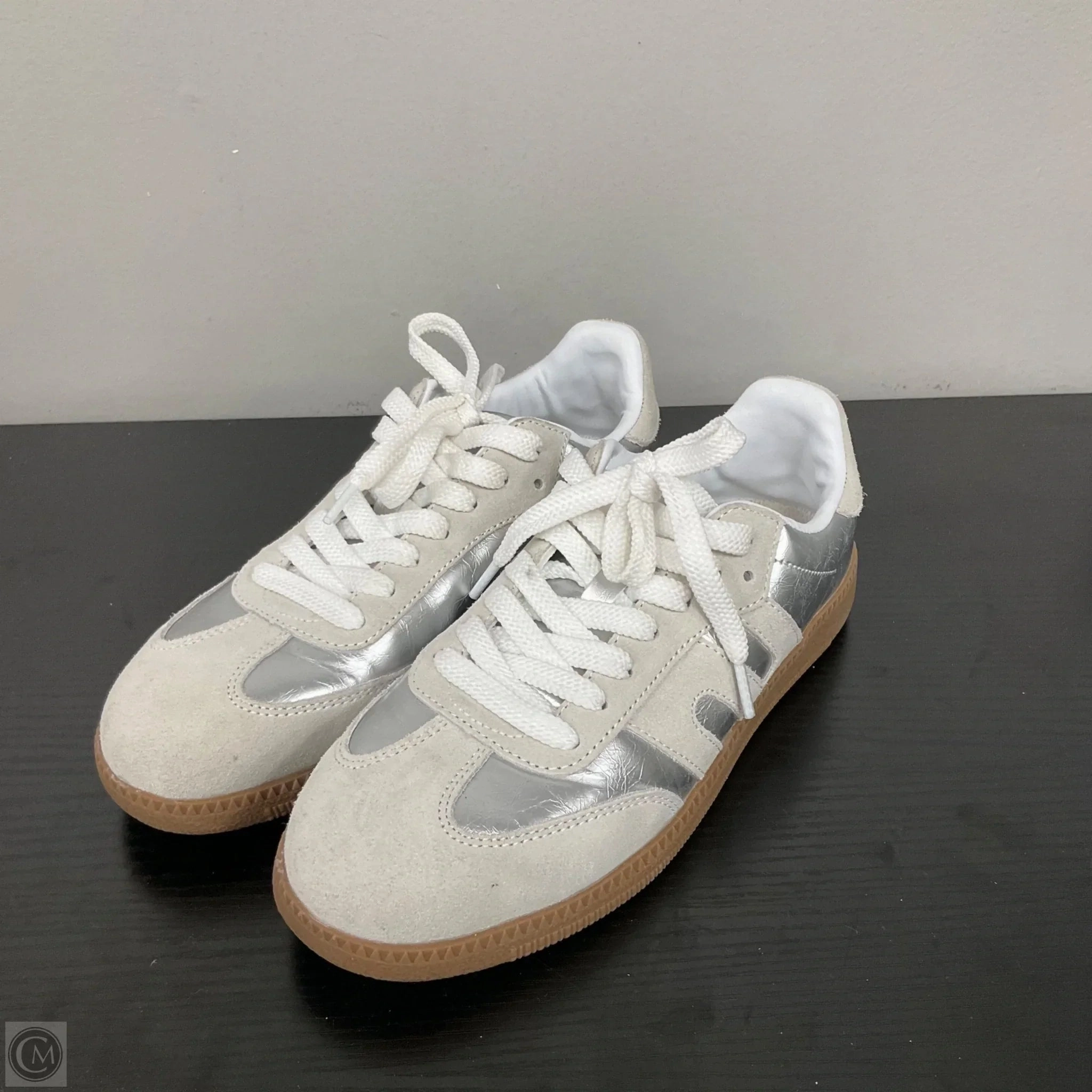 Rolling Motion Design Shoes Sneakers By Clothes Mentor In Silver, Size: 6.5