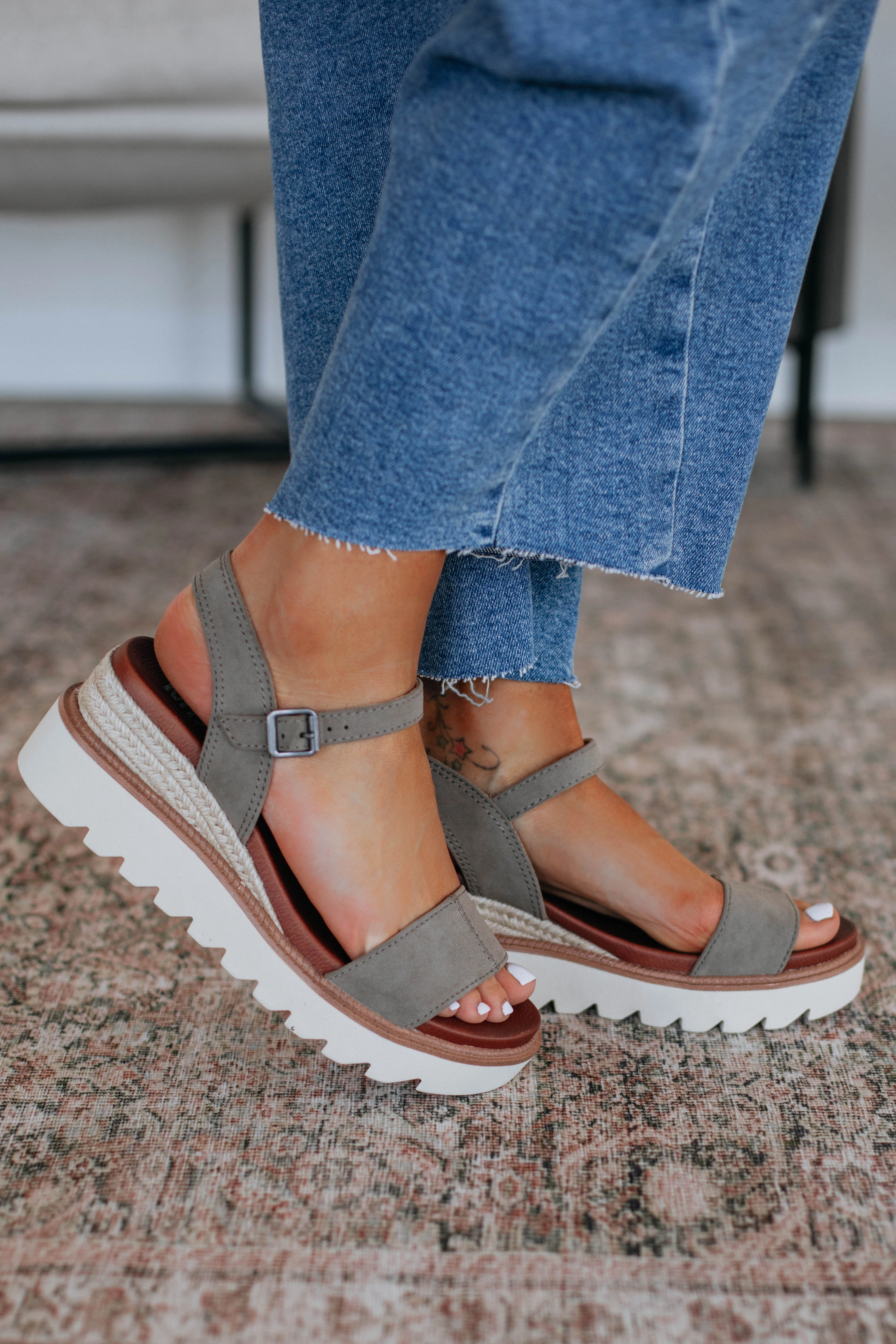 Staying Selective Sandals - Taupe Mix Heart Glow