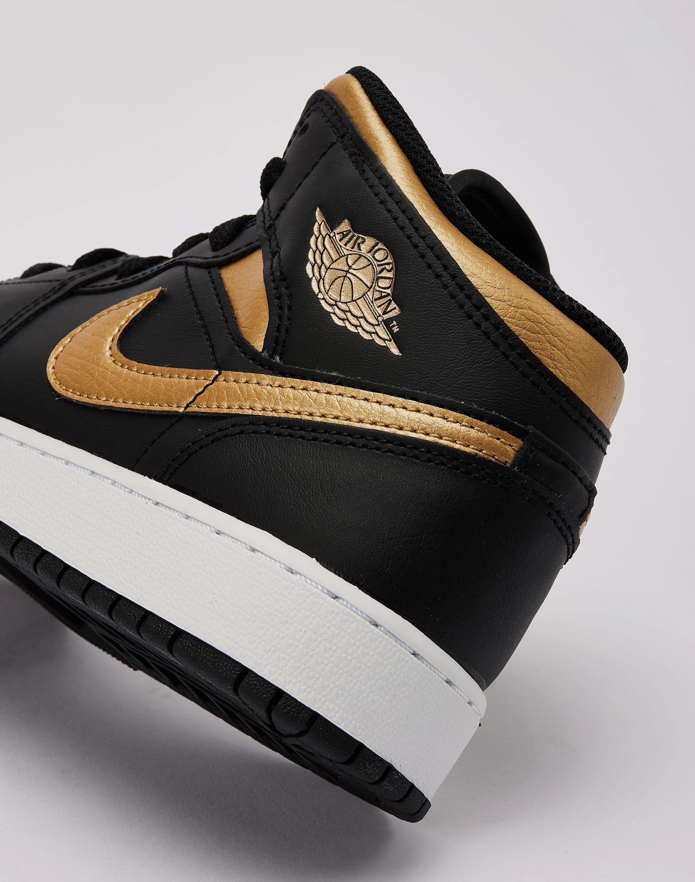 Jordan Air Jordan 1 Mid Grade-School Ergonomic Footbed Flexible Grooves