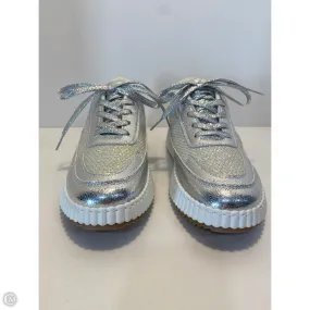 Shoes Sneakers By Yoki In Silver, Size: 10 Lightweight Gear