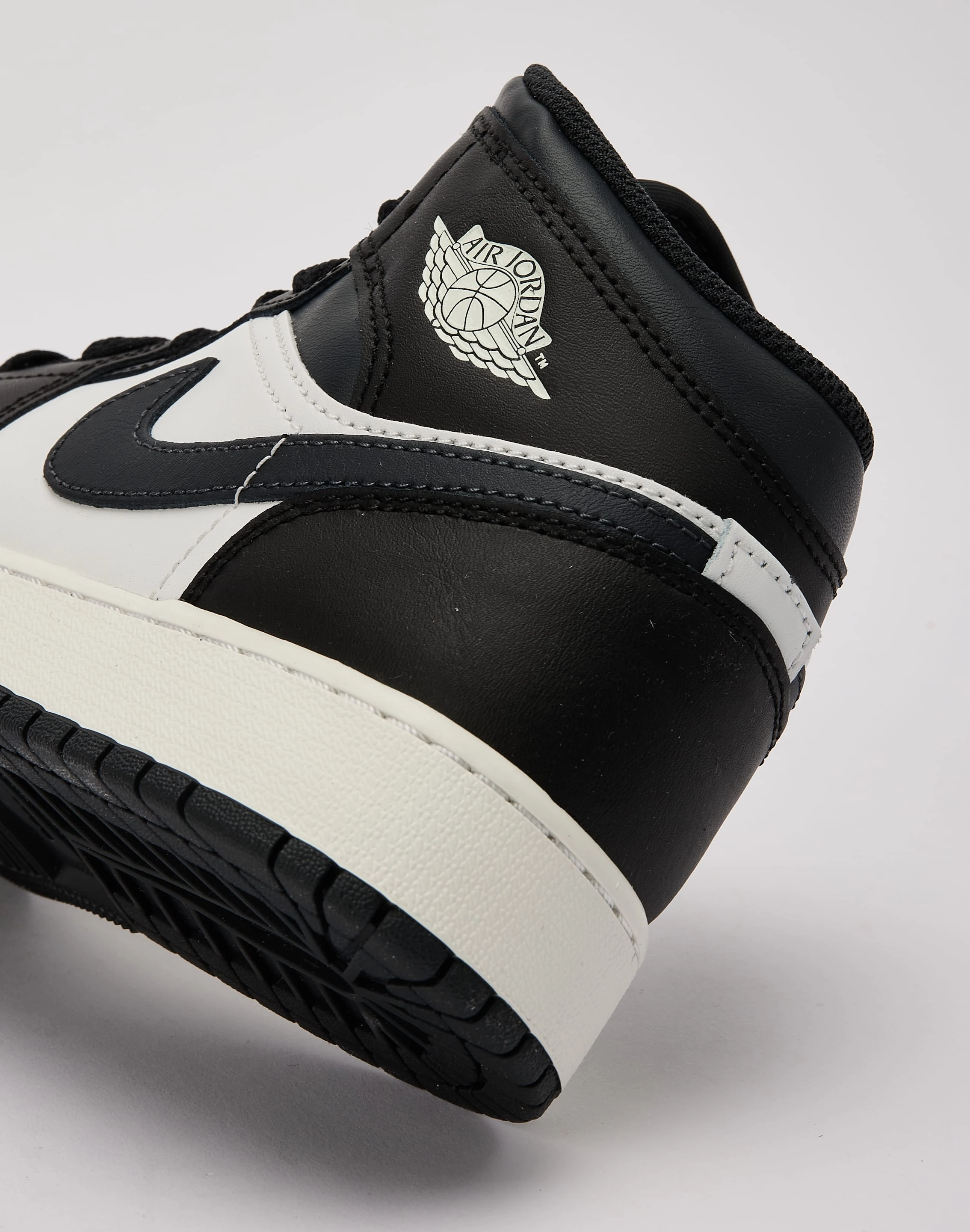 Jordan Air Jordan 1 Mid Grade-School Heat Dissipating